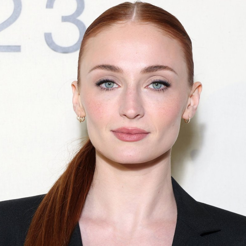 AGORA É OFICIAL | SOPHIE TURNER É A NOVA LARA CROFT!